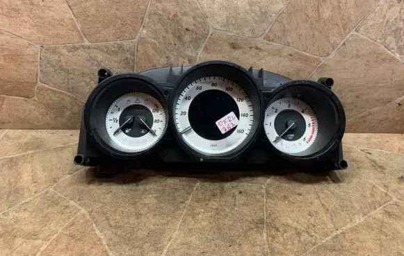 Speedometer (instrument cluster)