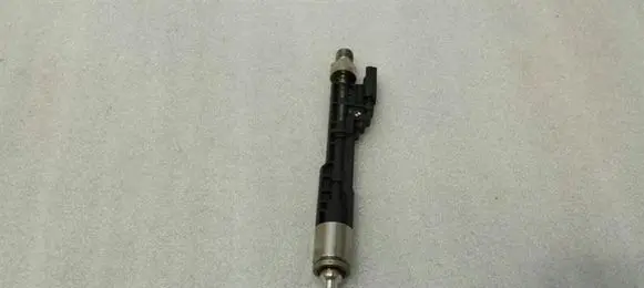 BMW 5 F10 F11 Fuel injector 7639994