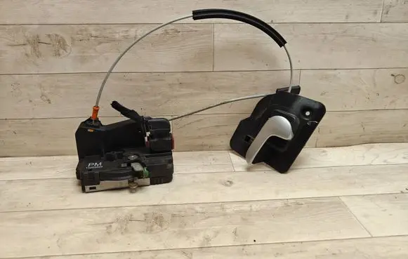 Opel Meriva A Front door lock 13203899