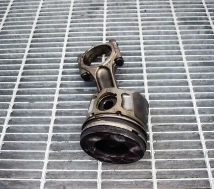 Volvo V50 Piston 8653658
