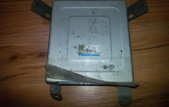 Mazda 323 Engine control unit/module b3p718881a e2t83671t