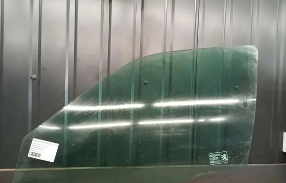 Peugeot 406 Front door window glass four-door