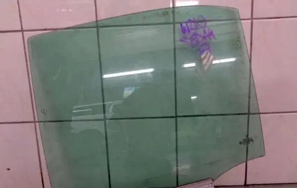 Mercedes-Benz E W210 Sliding door window/glass 