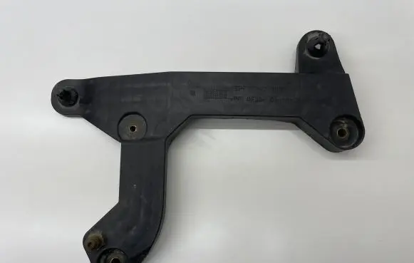 Volkswagen PASSAT B6 Air filter cleaner box bracket assembly 1K0129671B