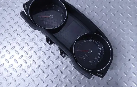 Volkswagen PASSAT B8 USA Speedometer (instrument cluster) 561920871B