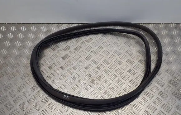 Infiniti Q70 Y51 Front door rubber seal