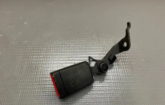 BMW M5 F90 Rear seatbelt buckle 747501703 04122018 636471100E