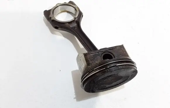 Mitsubishi Outlander Piston with connecting rod