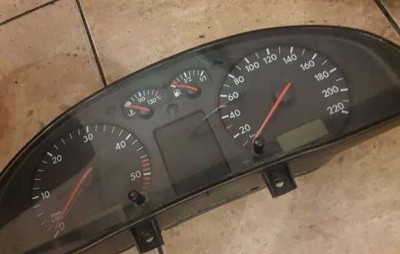 Volkswagen PASSAT B5 Speedometer (instrument cluster) 110008794023 3B0919881N