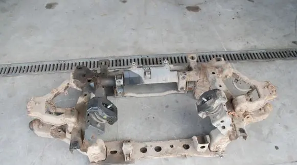 Mitsubishi Pajero Front axle beam 170KM