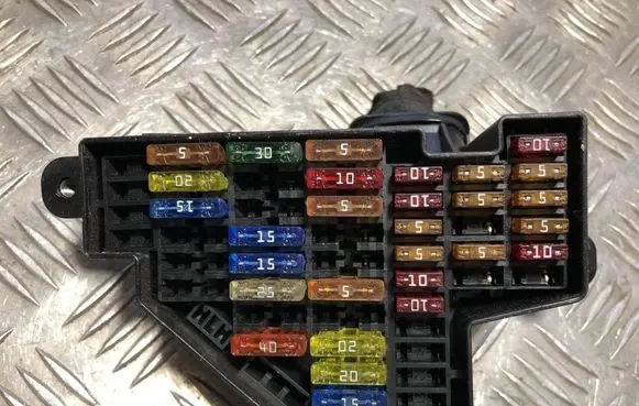 Volkswagen PASSAT B6 Fuse box set 06102267 7010101