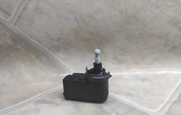 Seat Toledo III (5P) Headlight level adjustment motor 5P0941295