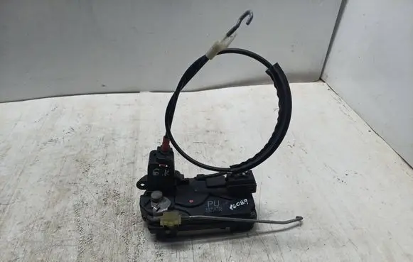 Opel Zafira B Rear door lock 13210738