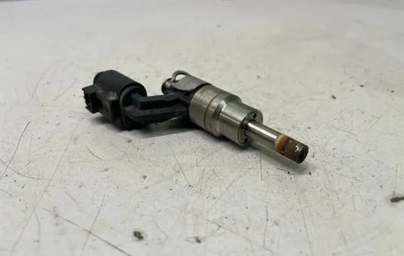 Volkswagen Golf Plus Fuel injector 0261500016