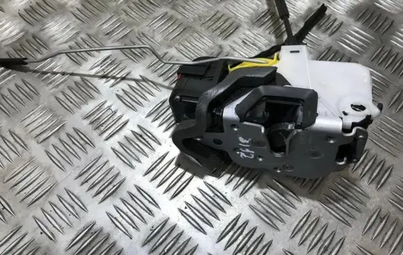Opel Insignia A Front door lock 3023881
