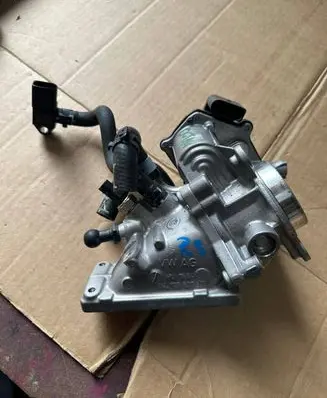 Volkswagen Golf VII Throttle valve 04L128637B
