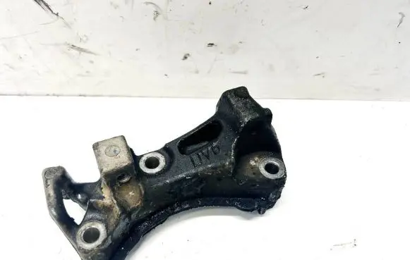 Engine mounting bracket