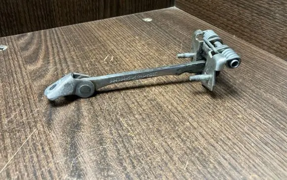 Opel Movano B Front door check strap stopper 804304453R