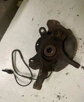 Suzuki Swift I Front wheel hub