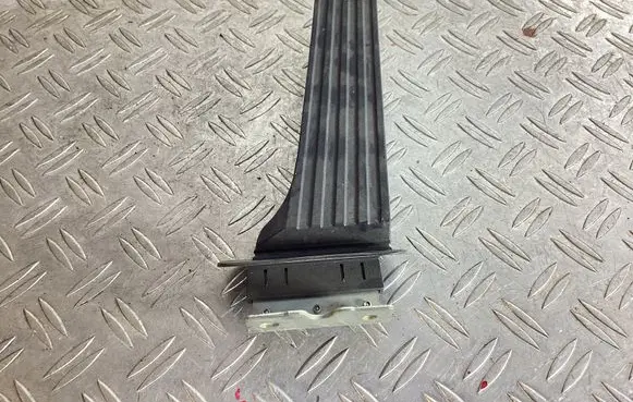 Accelerator throttle pedal