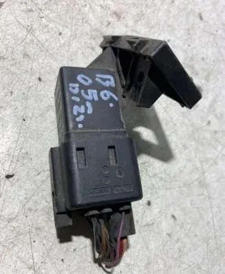 Volkswagen PASSAT B6 Glow plug pre-heat relay 0281003038