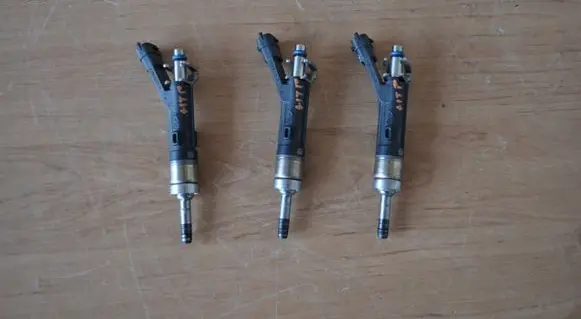 Peugeot 208 II Fuel injector 9810335380