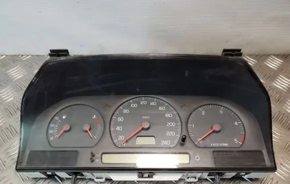 Volvo S70 V70 V70 XC Speedometer (instrument cluster) 9168138 9168144