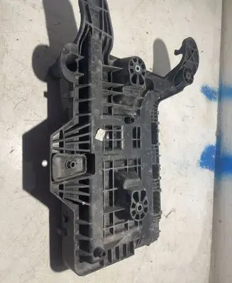 Volkswagen Tiguan Battery tray 1K0915333H