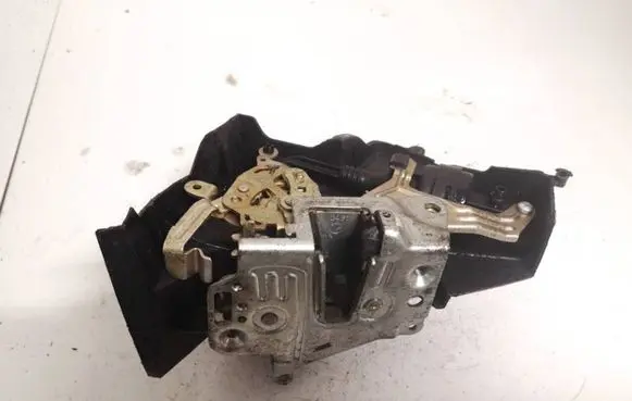 Mercedes-Benz C W202 Rear door lock 2027300535