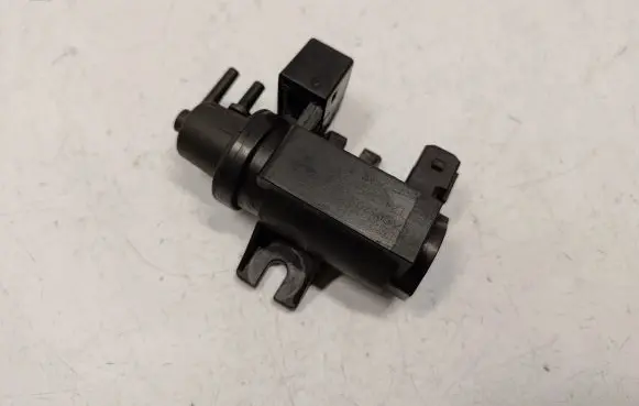BMW 7 E38 Valve vacuum 11747796634 11742247906