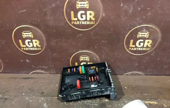 Volkswagen Caddy Fuse module 1K0937804G