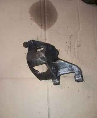 Power steering pump mounting bracket
