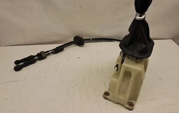 KIA Sportage Gear shift cable linkage 437943U450