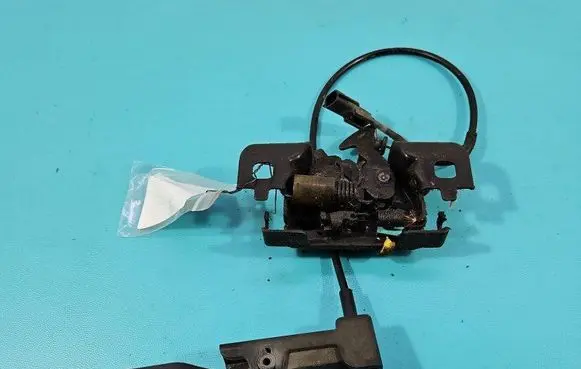 Engine bonnet/hood lock/catch
