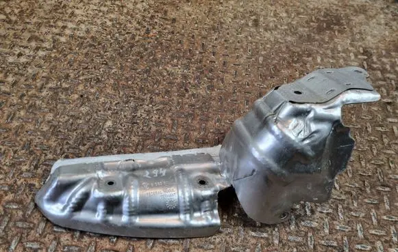 BMW 3 G20 G21 Heat shield in engine bay 8585811