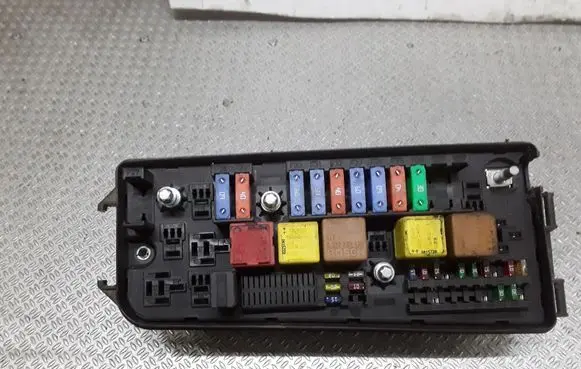 Opel Vectra C Fuse module 13170899