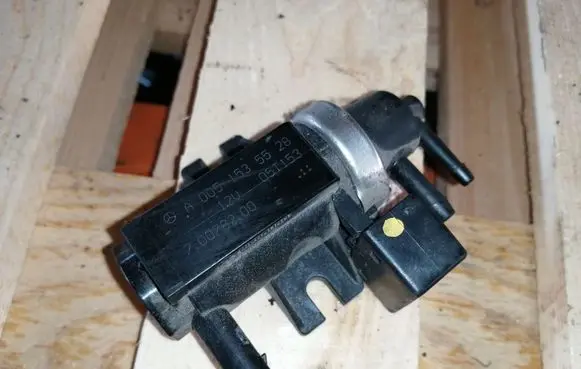 Mercedes-Benz A W169 Turbo solenoid valve A0051535528