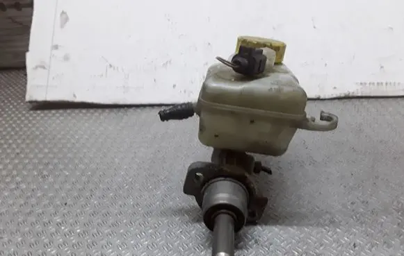 Volkswagen Polo IV 9N3 Master brake cylinder X5617