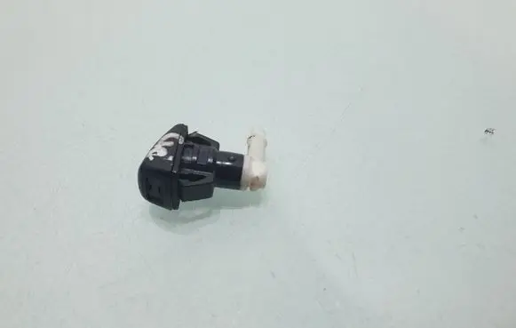 Windshield washer spray nozzle
