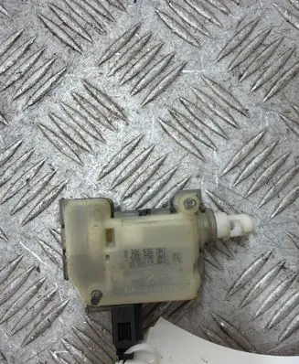 Opel Vectra C Tailgate boot lock/latch motor 1M0959781R