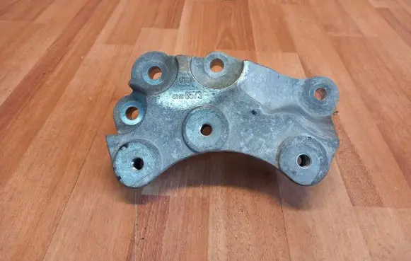 Opel Astra K Gearbox mounting bracket 42496573