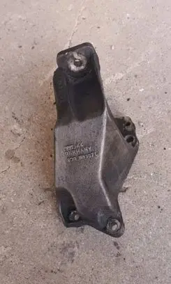 Volkswagen PASSAT B5.5 Engine mounting bracket 8D0199307L