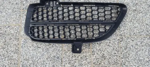 Volkswagen Touareg I Front bumper lower grill