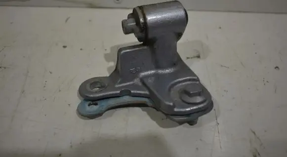 Mercedes-Benz B W245 Front door lower hinge 