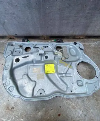 Volkswagen Polo IV 9N3 Front door manual window regulator 