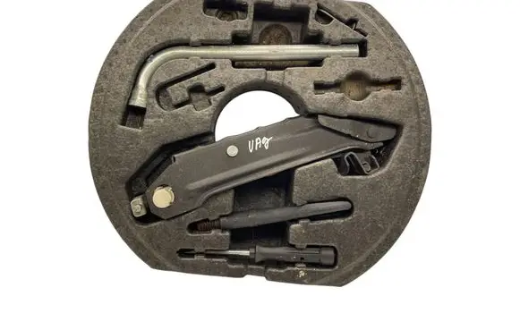Audi A3 S3 8P Tool set 1K0012115F