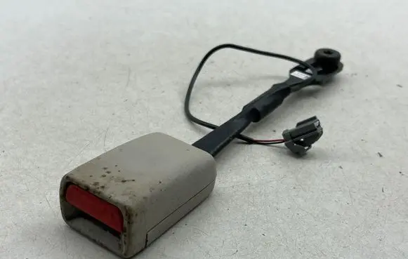 Front seatbelt buckle