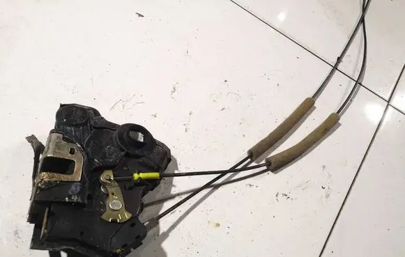 Toyota Corolla E120 E130 Front door lock 