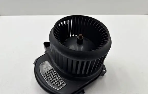 Infiniti Q30 Heater fan/blower A2469061601 CZ1163600756