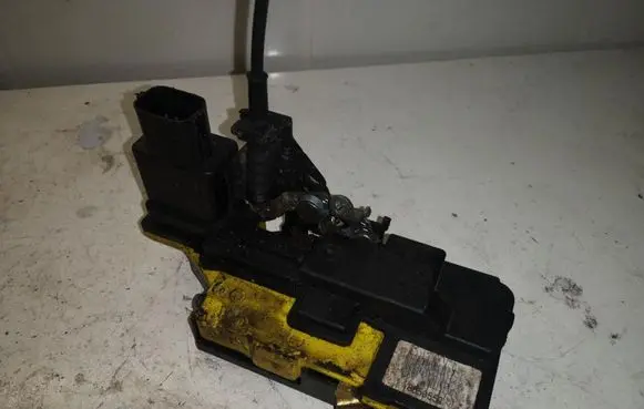 Volvo S60 Front door lock 8650552 A175-3